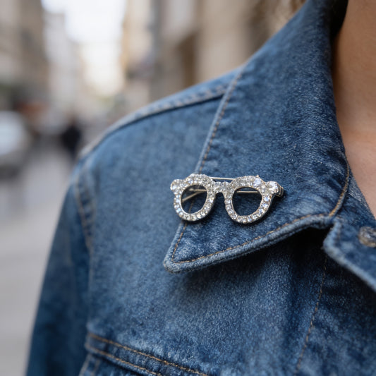 T-Shirt & Brooch - Pale Blue
